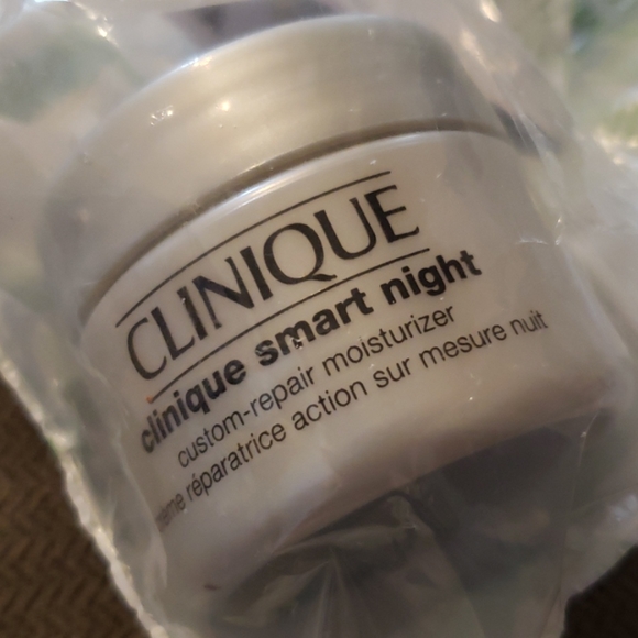 NIP Clinique Moisturizer - Picture 2 of 4